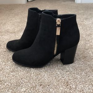 EUC adorable black booties with gold zip accent